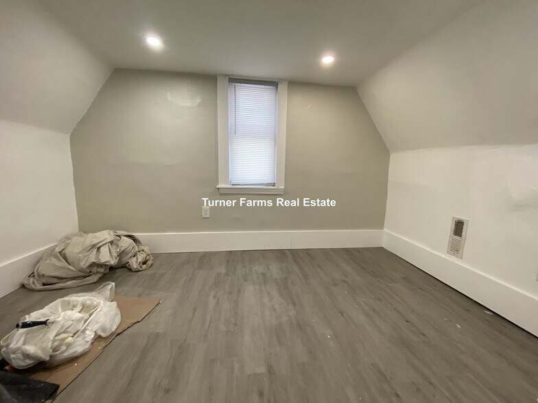 Building Photo - 35 Humphreys St