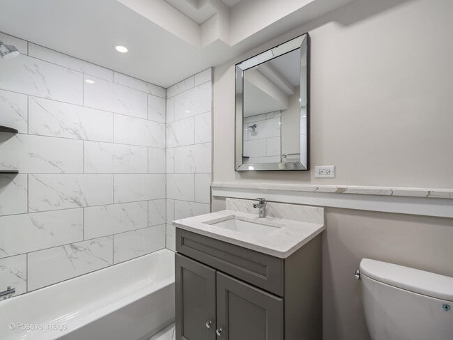 Building Photo - 2013 W North Ave