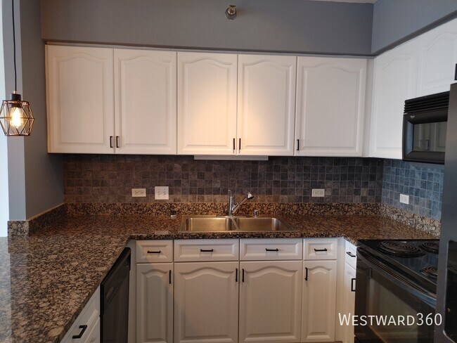 Building Photo - 512 N McClurg-#4902