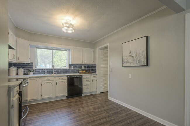 Building Photo - 2324 W 79th Terrace
