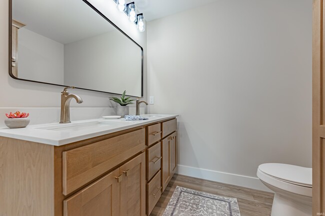 Building Photo - 911 Mayfair Dr