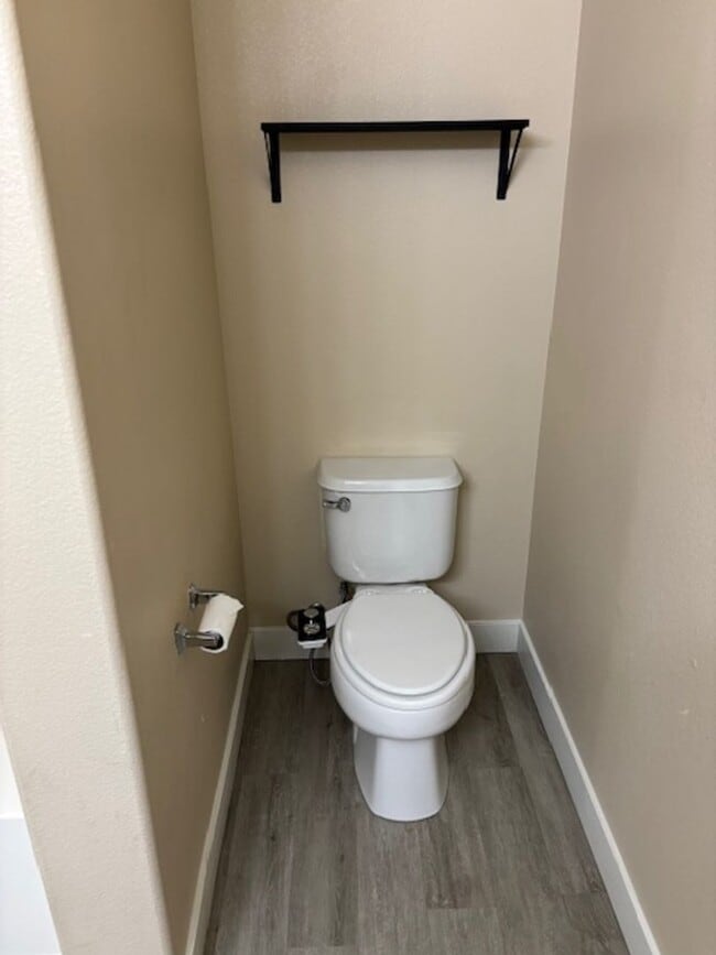 Building Photo - Beautiful, spacious top-floor 2-bedroom, 2-bathroom condo in the Southwest