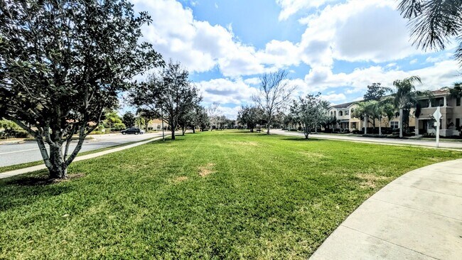 Building Photo - Seasonal/short term/annual  3/3 spacious townhouse with water view off University PKWY