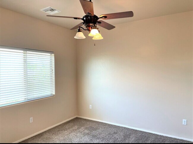 Building Photo - "Charming 4-Bed Home with 2.5 Baths in Tuc...