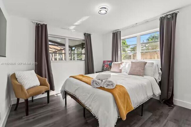 Building Photo - 909 NE 7th St