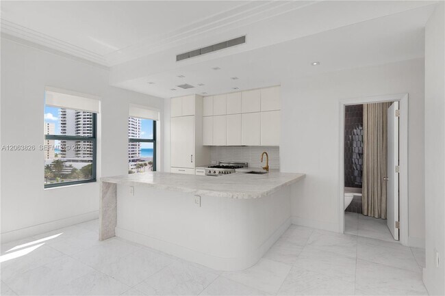 Building Photo - 2421 Lake Pancoast Dr