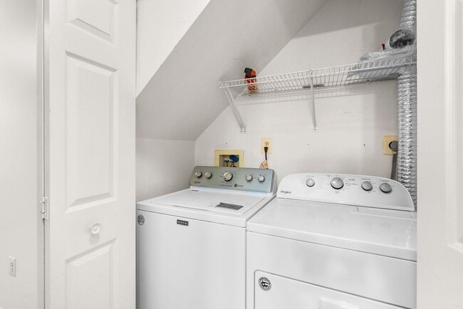 Building Photo - 2 Bed 1.5 Bath - Germantown Condo - Attach...