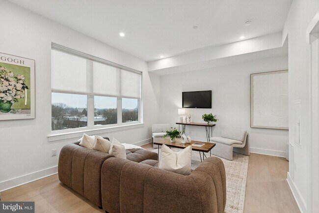 Building Photo - 30 W Allens Ln