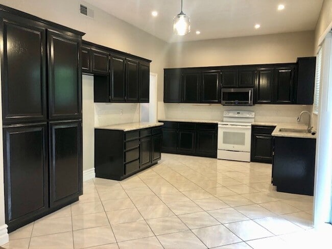 Building Photo - Spacious and beautiful 3 bedroom 2.5 bath ...