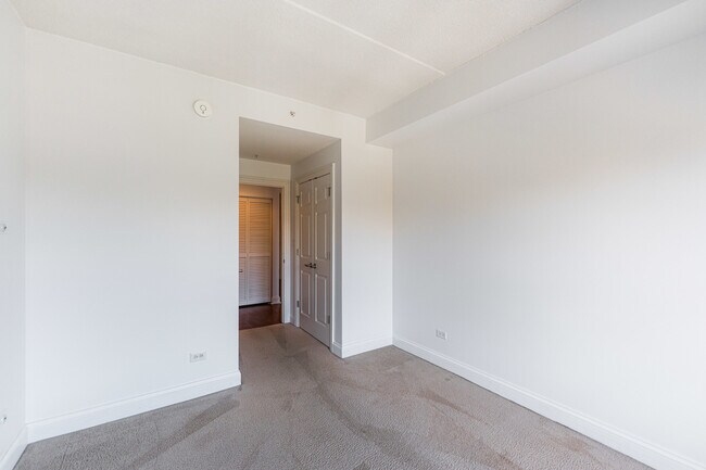 Building Photo - 125 Lakeview Dr