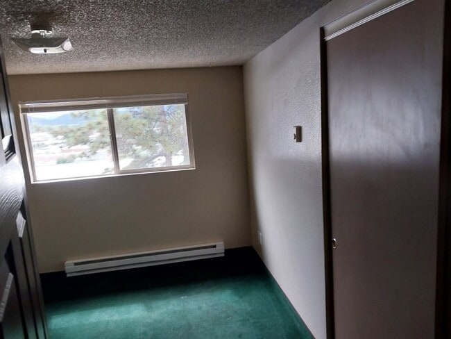 Building Photo - 2 bedroom 1 bathroom ground floor apartment - Granvue Apartments