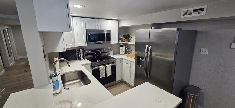 Building Photo - 3013 W Lakeside Dr