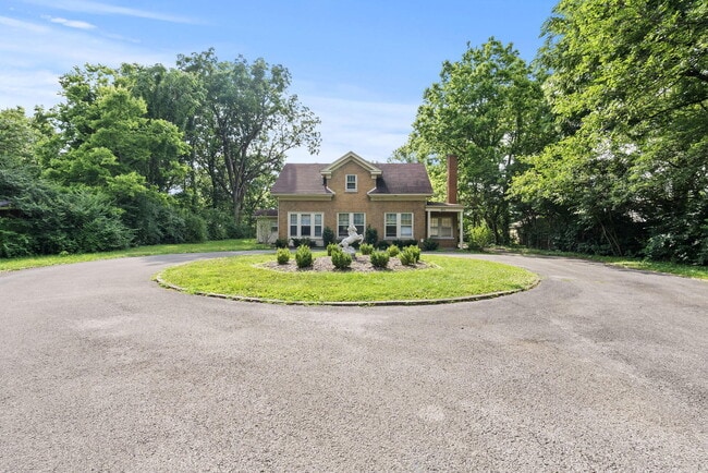 Building Photo - 1851 Nicholasville Rd