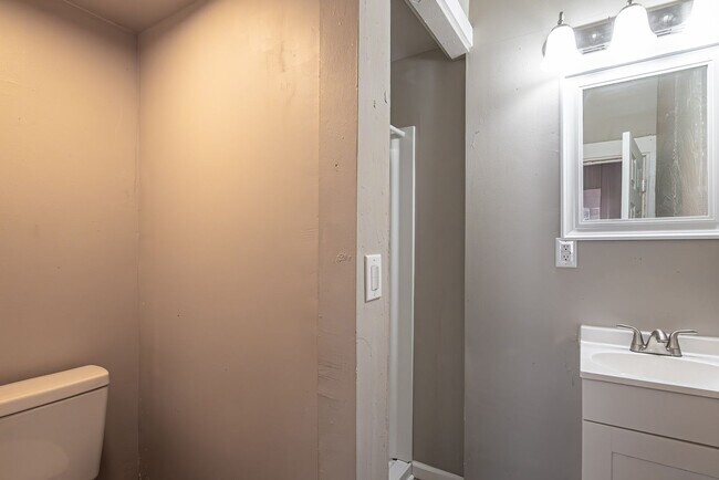 Building Photo - 716 Central St