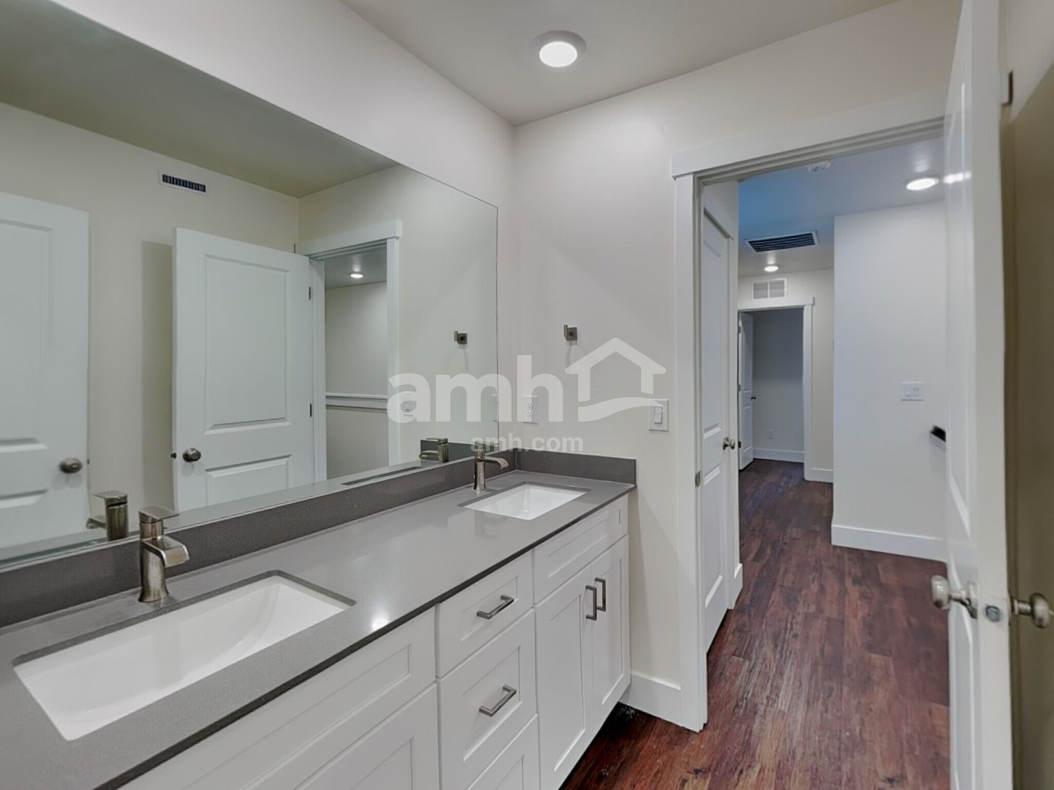 Building Photo - 749 S Rocker Ave