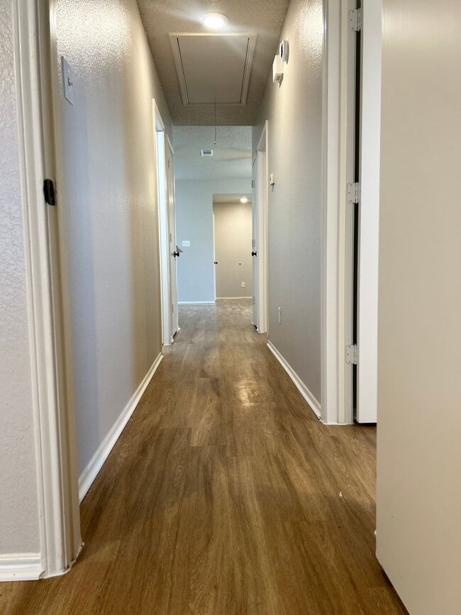 Building Photo - SPACIOUS 3/2/1 DUPLEX