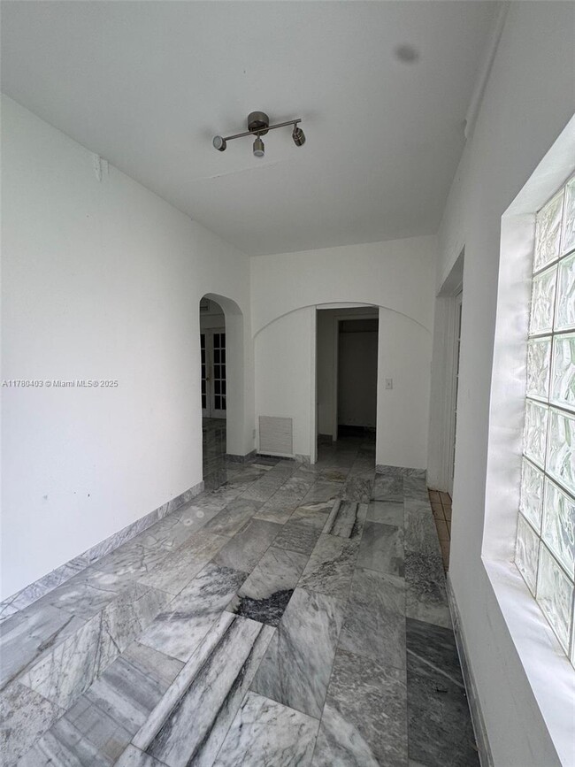 Building Photo - 1664 SW 9th St