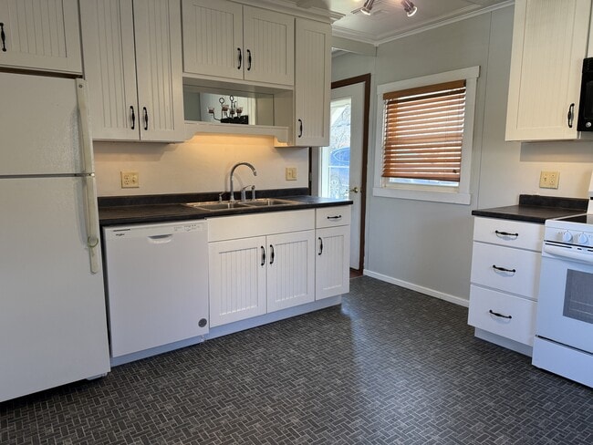 Building Photo - 43 Pleasant View St