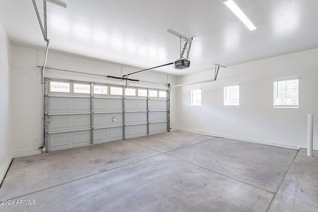 Building Photo - 445 W Mountain Sage Dr