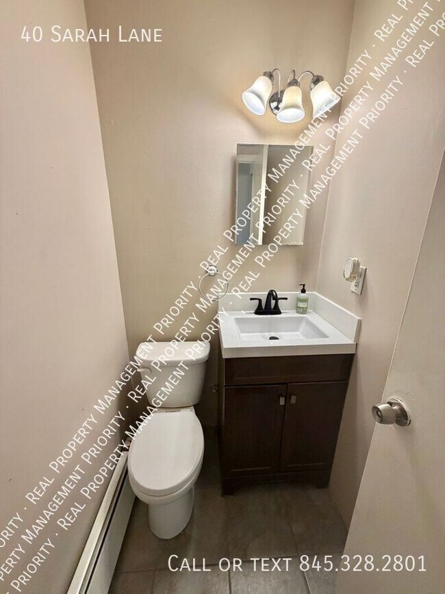 Building Photo - 40 Sarah Ln