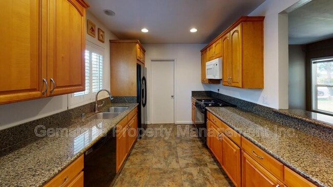 Building Photo - 5744 Mary Ln Dr