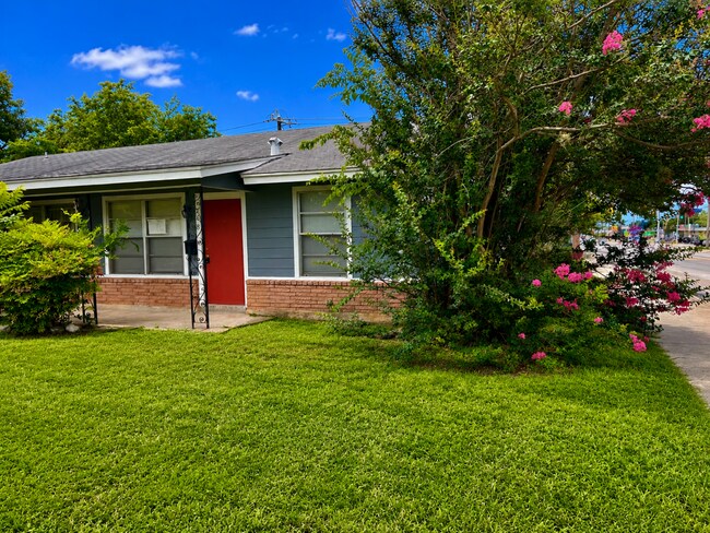 Building Photo - Edgebrook