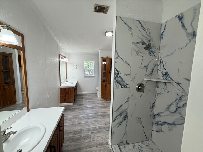 Building Photo - 10621 Parker Dr