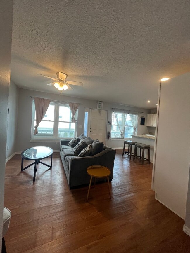 Building Photo - Flagler Beach 2BR/1.5BA Fully Furnished Upstairs Apartment – Across from the Ocean