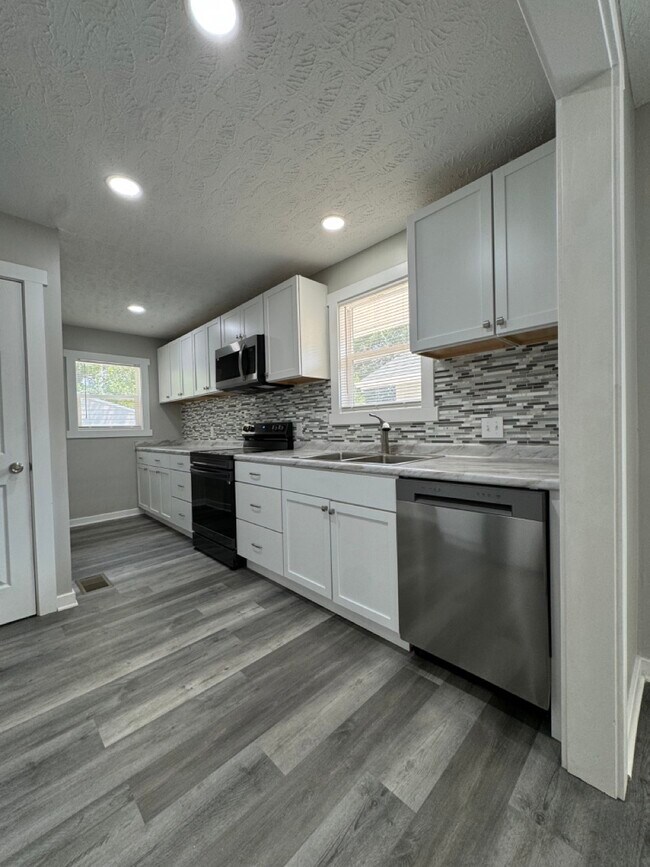 Building Photo - 951 N Bradley Ave