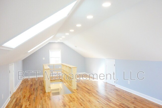 Building Photo - 907 Hudson Ave