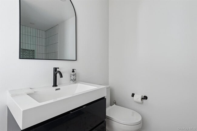 Building Photo - 10 Hampton St