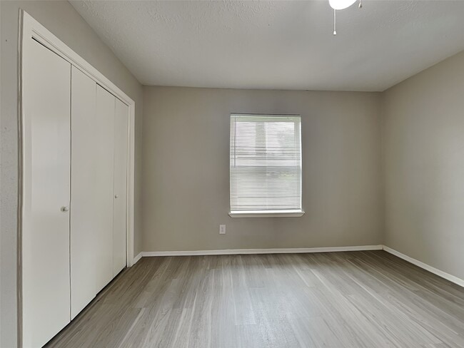 Building Photo - 8615 Riverside Walk Ln