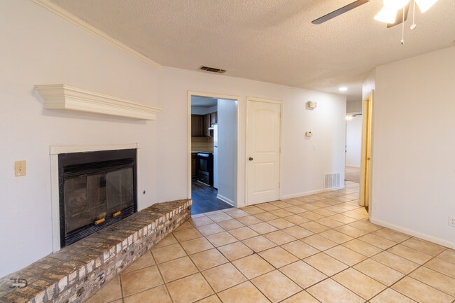 Building Photo - 2913 S Bandera Dr