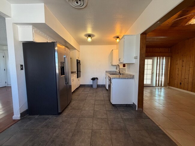 Building Photo - 3 Bedroom 2 Bathroom House on Corner Lot with 2 Car Garage Locate din Irwin Estates