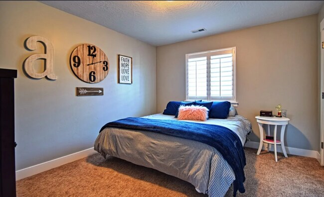 Building Photo - 4 bedroom/2.5 bathroom Townhome in Eagle Mountain