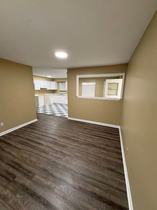 Building Photo - Comfortable 3 bedroom, 2 bath home