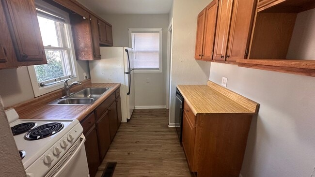 Building Photo - $575 - 1 bed 1 bath Duplex