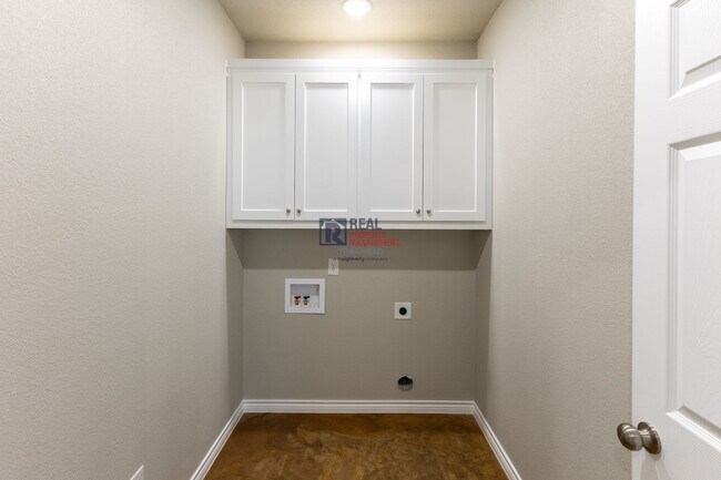 Building Photo - Stylish Glen Rose Home with Open Layout