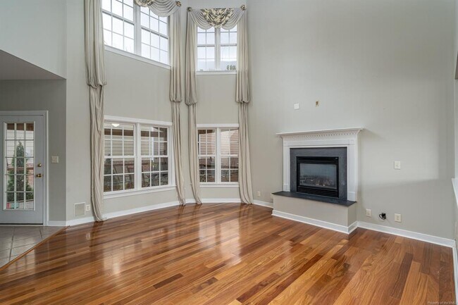 Building Photo - 421 Suri Dr
