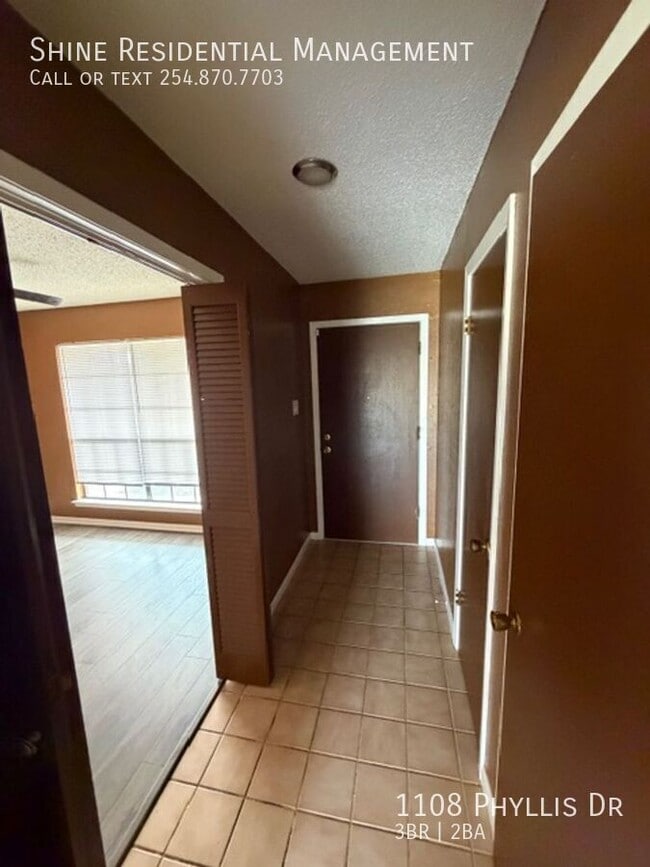 Building Photo - 1108 Phyllis Dr