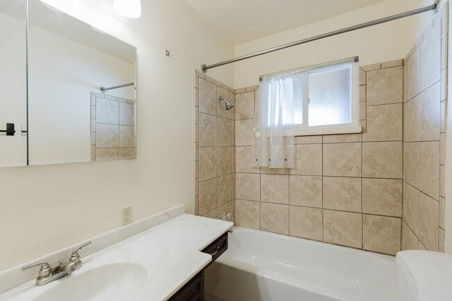 Building Photo - 3 Bedroom 2 Bathroom