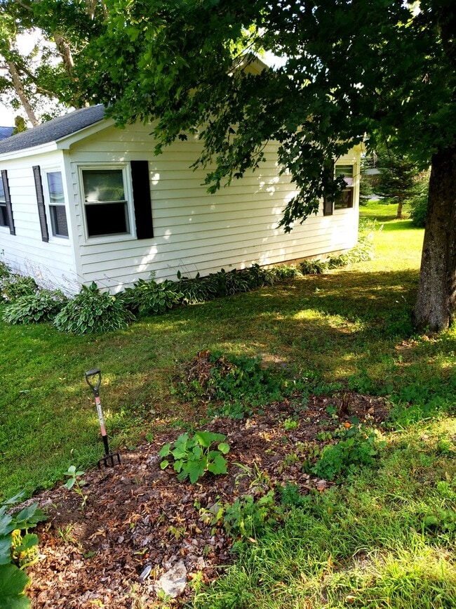 Building Photo - Quite house in quiet neighborhood. Corner Lot. Heat included.