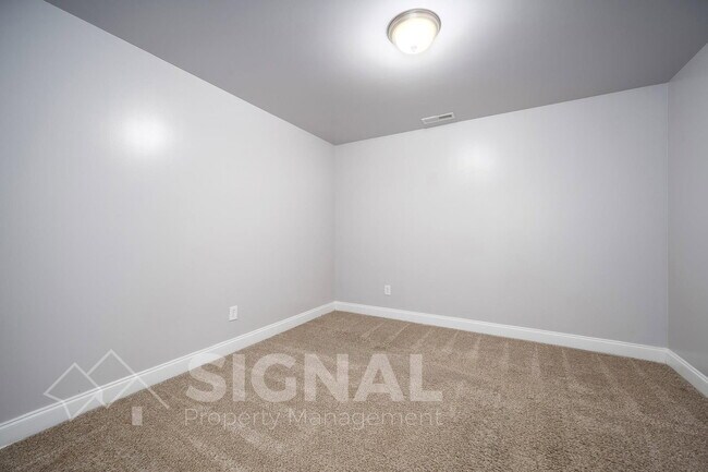 Building Photo - 473 River Crest Dr N