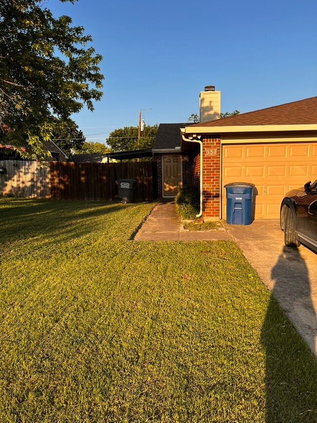 Building Photo - 537 Bluebird Ln