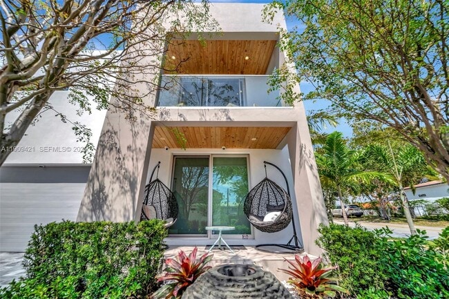 Building Photo - 544 N Victoria Park Rd