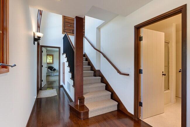 Building Photo - 622 Cowles Rd