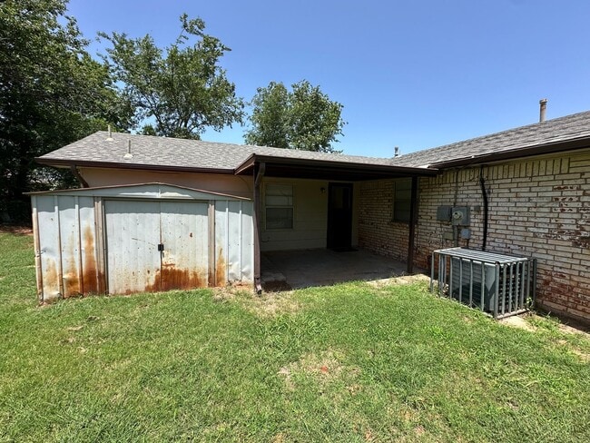 Building Photo - 4 Bed, 2 Bath house w/1 car garage