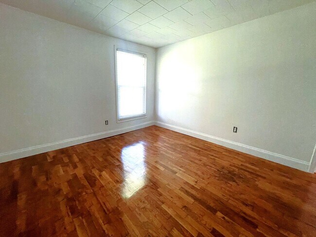 Building Photo - Cozy 3 bedroom home with country feel! Lar...