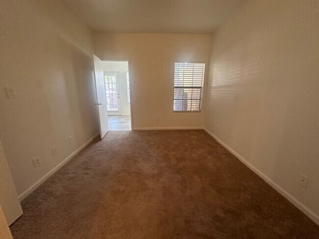 Building Photo - ELLIOT PLACE CONDOMINIUMS UPDATED/REMODELED GROUND FLOOR 1 BED PLUS DEN UNIT WITH 1 CAR GARAGE
