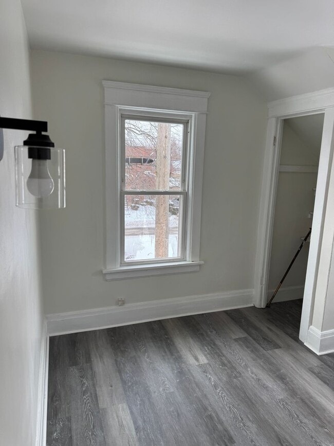 Building Photo - Single Family Home 3 bedroom 1 bath new paint flooring with basement fenced in yard